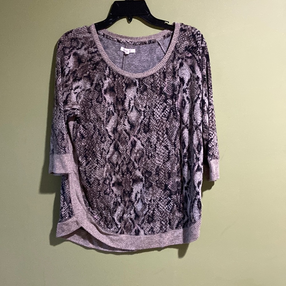 Snake skin print light sweater